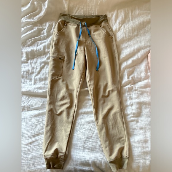 FIGS Scrub Set Sandstone Small - Picture 3 of 5